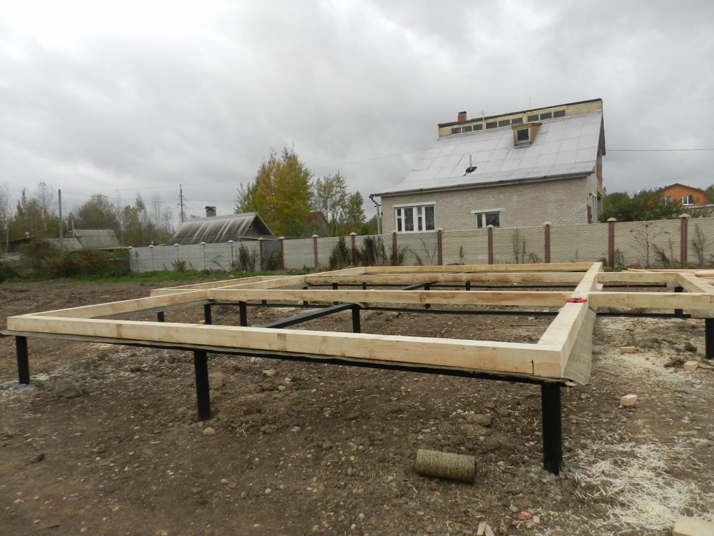 Фундамент из бруса на сваях