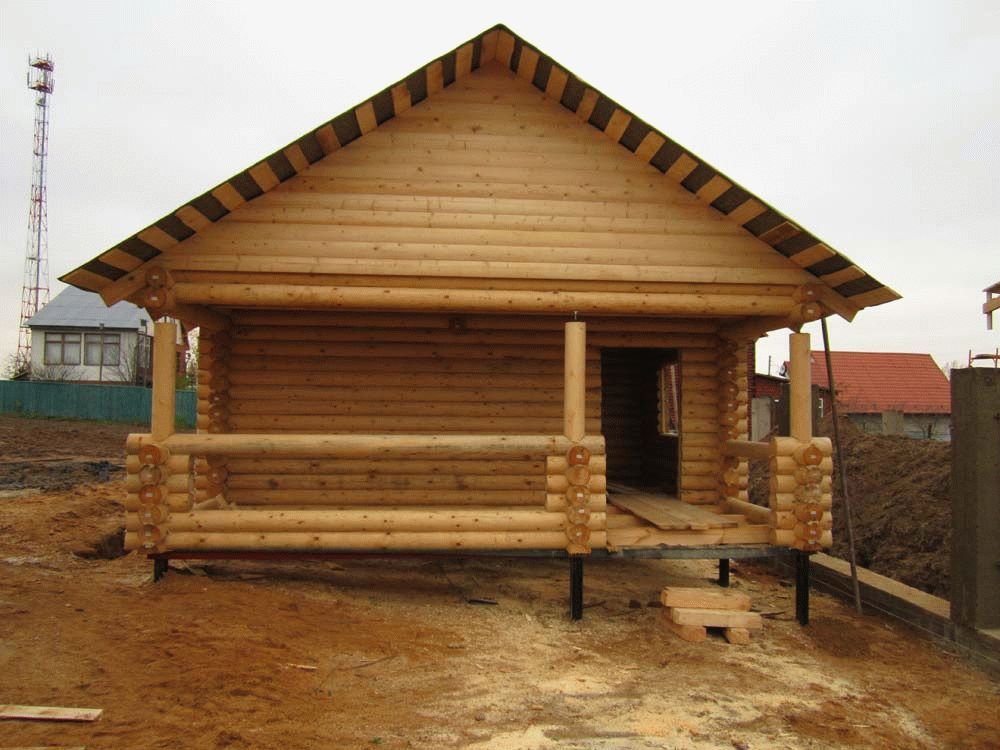 Баня деревянная на сваях